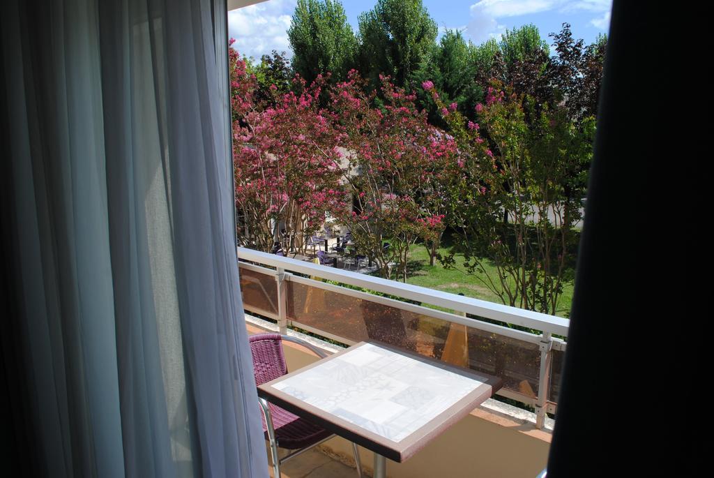 Logis Hotel & Restaurant Le Fleurance ภายนอก รูปภาพ