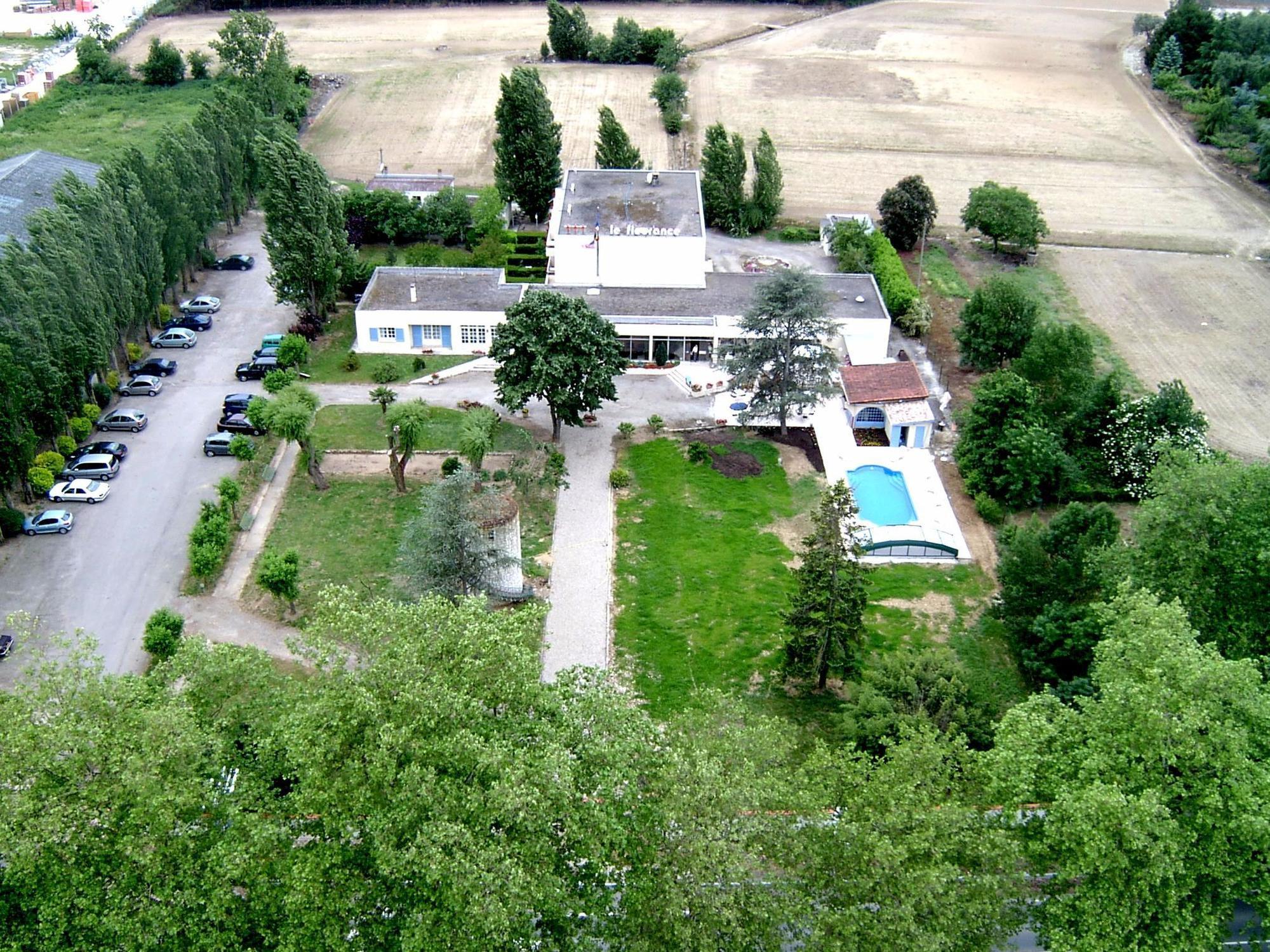 Logis Hotel & Restaurant Le Fleurance ภายนอก รูปภาพ